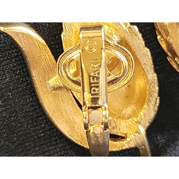 Vintage Signed Crown Trifari Brushed Gold tone Wheat Clip On Earrings Pinecone - Picture 8 of 11